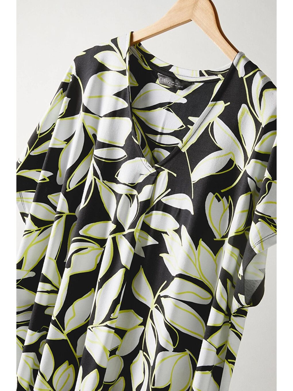 Siyah Büyük Beden V Yaka Kısa Kollu Yaprak Desenli Bluz 615244-5