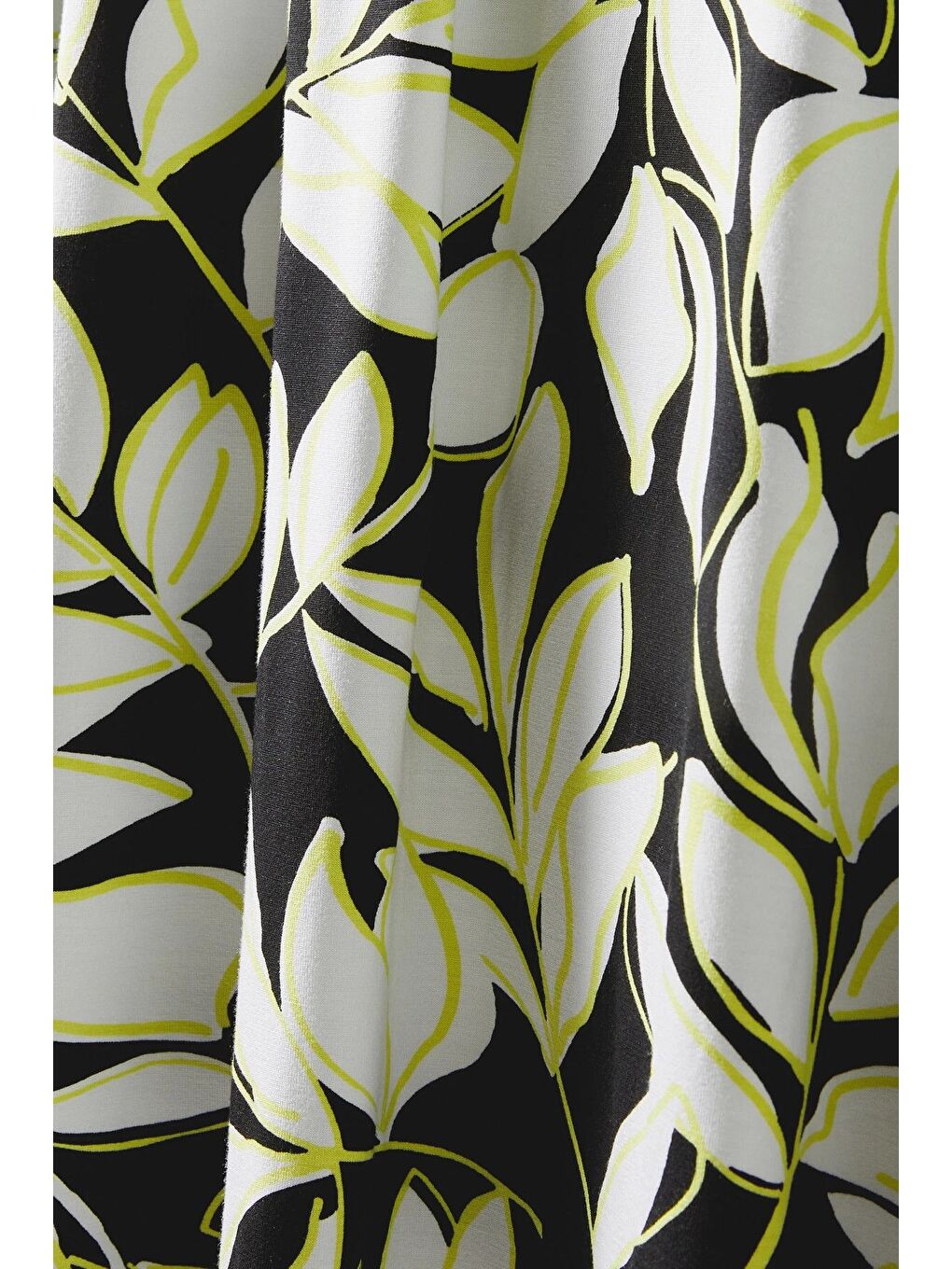 Siyah Büyük Beden V Yaka Kısa Kollu Yaprak Desenli Bluz 615244-6