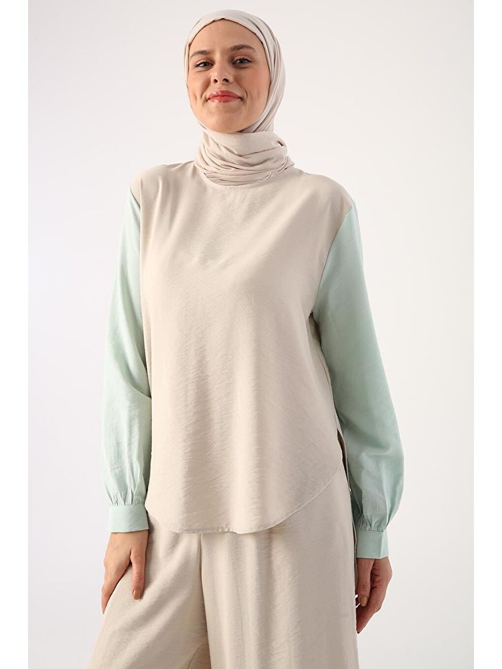 Bej-Garnili Yırtmaç Detaylı Pantolonlu Takım