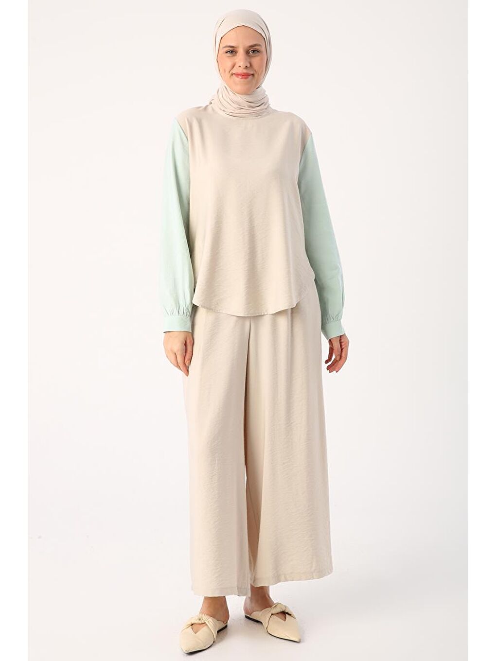 Bej-Garnili Yırtmaç Detaylı Pantolonlu Takım-1