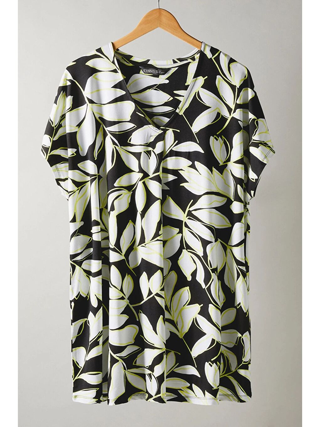 Siyah Büyük Beden V Yaka Kısa Kollu Yaprak Desenli Bluz 615244-7