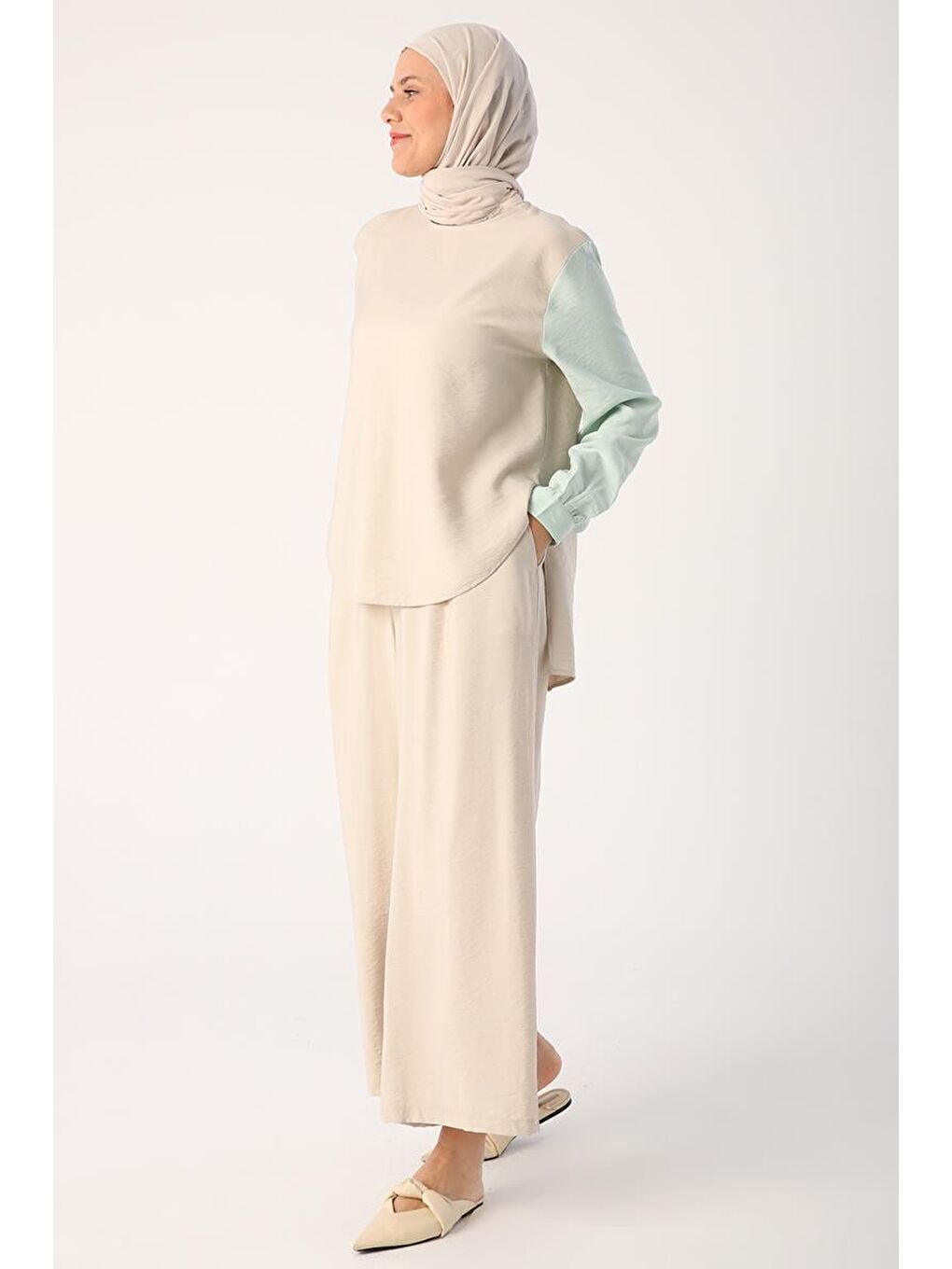 Bej-Garnili Yırtmaç Detaylı Pantolonlu Takım-2