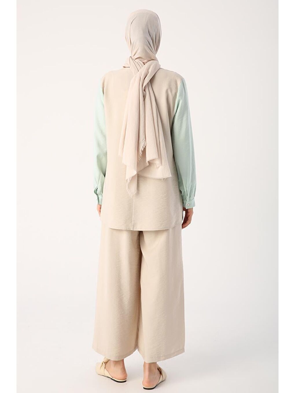 Bej-Garnili Yırtmaç Detaylı Pantolonlu Takım-3