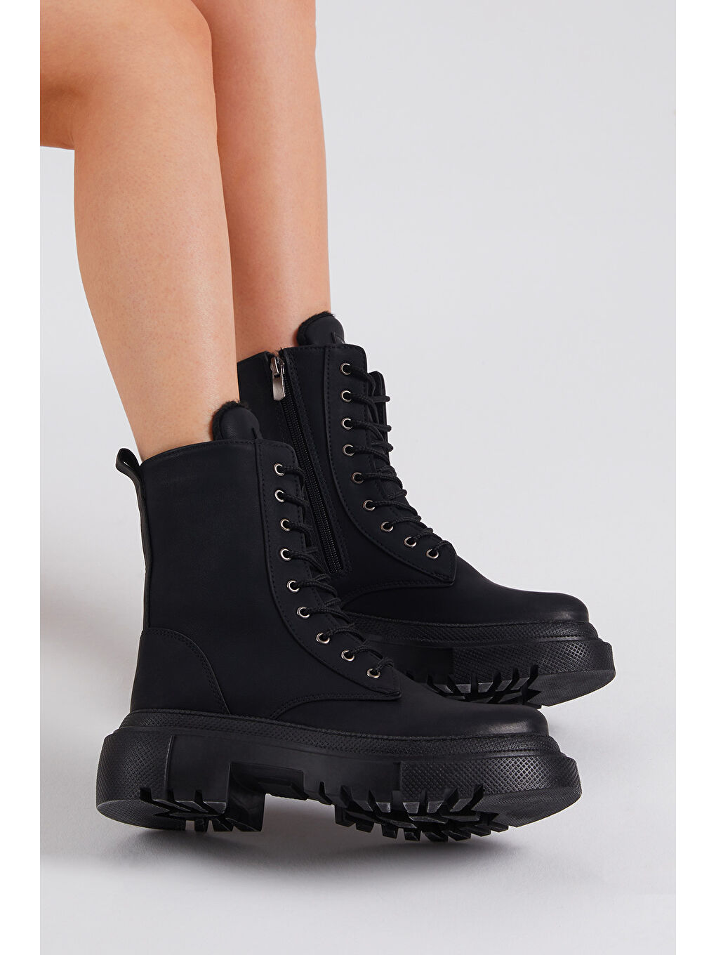 Kadın Siyah Süet Rahat Kalıp Kalın Taban Bağcıklı ve Fermuarlı Bot