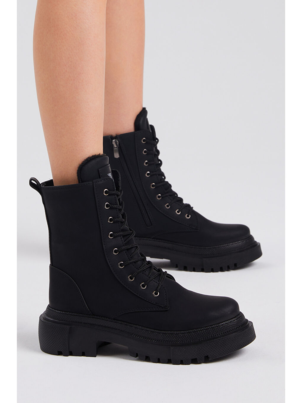 Kadın Siyah Süet Rahat Kalıp Kalın Taban Bağcıklı ve Fermuarlı Bot-2