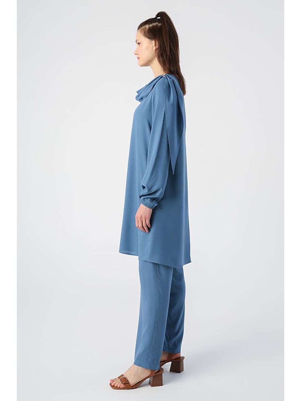 İndigo-Viskon Degaje Detaylı Pantolonlu Takım-2