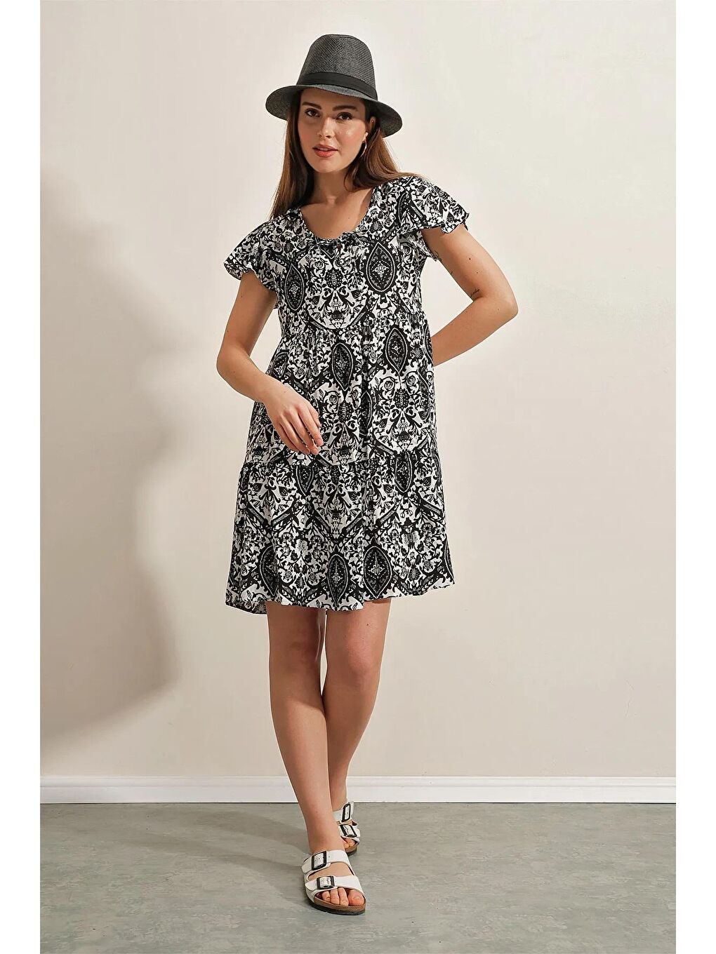Kadın Siyah Etnik Desenli V Yaka Yazlık Viskon Kısa Elbise HZL22S-BD123521