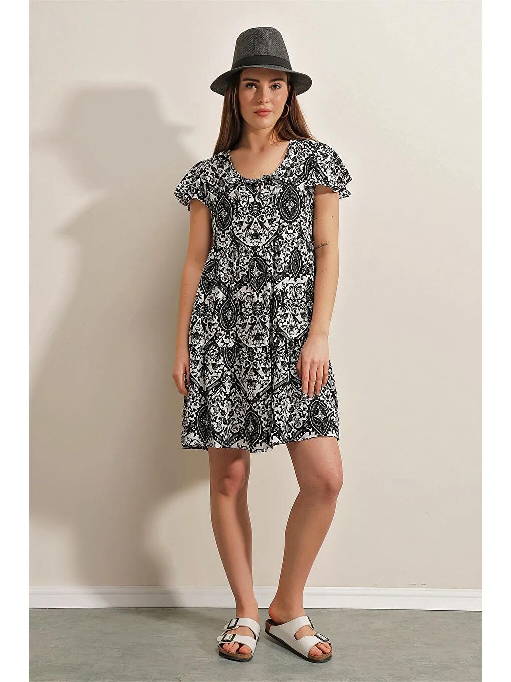 Kadın Siyah Etnik Desenli V Yaka Yazlık Viskon Kısa Elbise HZL22S-BD123521-1