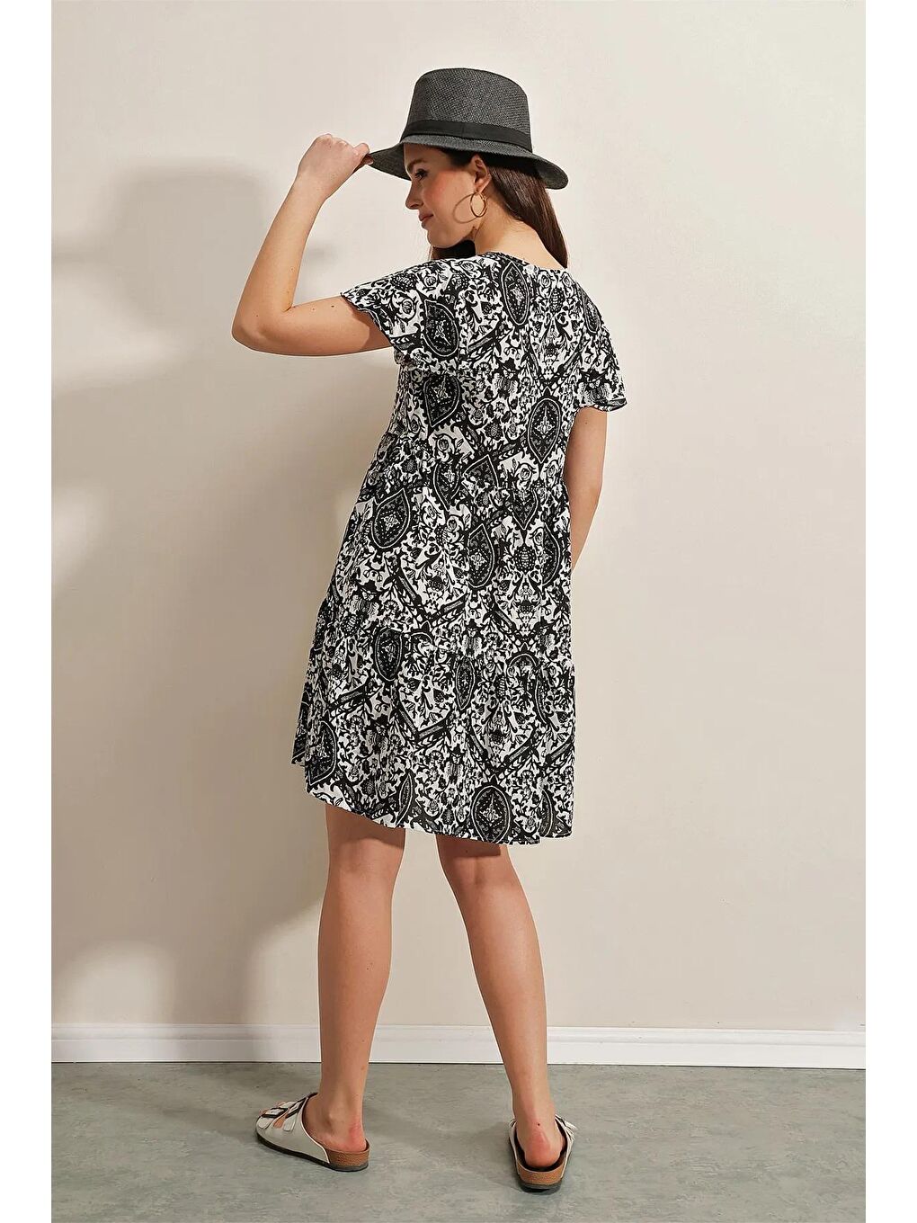 Kadın Siyah Etnik Desenli V Yaka Yazlık Viskon Kısa Elbise HZL22S-BD123521-2