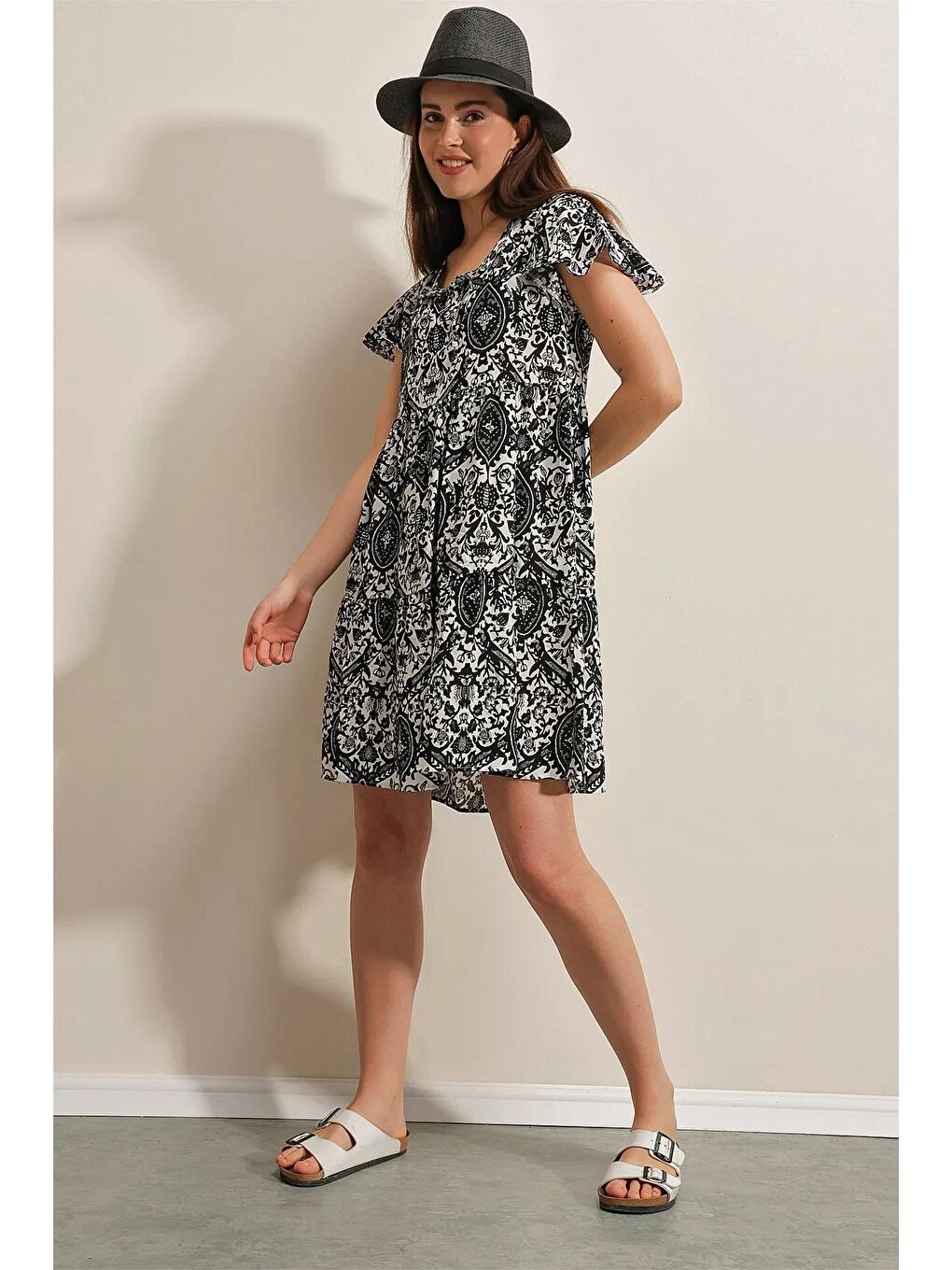 Kadın Siyah Etnik Desenli V Yaka Yazlık Viskon Kısa Elbise HZL22S-BD123521-3