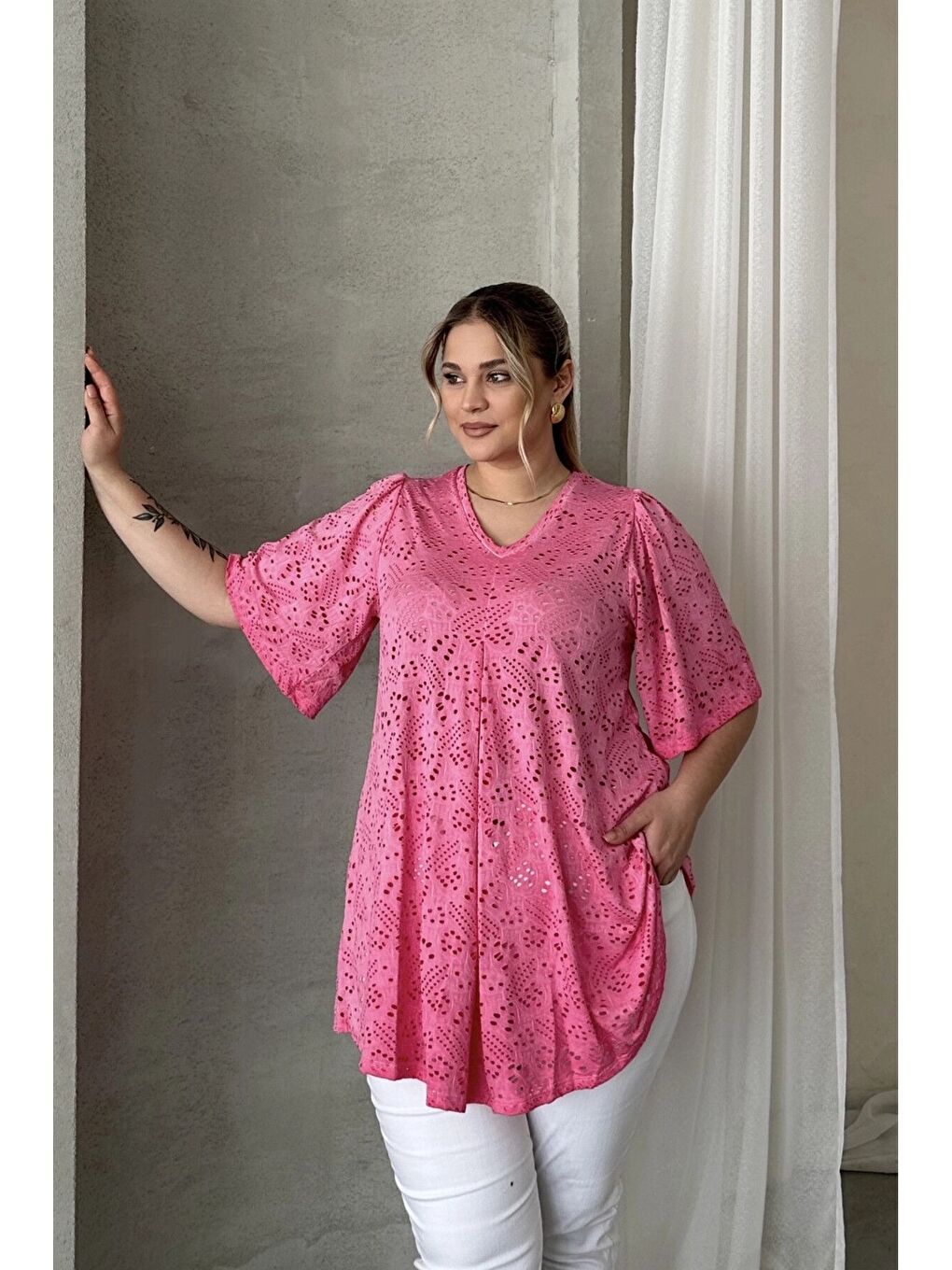 Pembe Büyük Beden V Yaka Kısa Kollu Dantel Detaylı Astarsız Bluz 302956-1