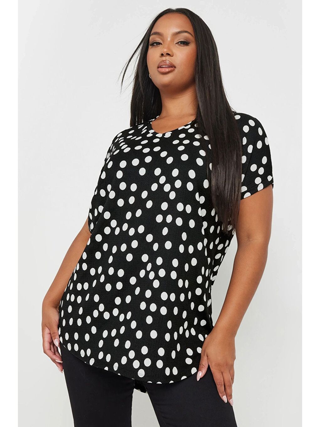 Siyah Büyük Beden V Yaka Kısa Kollu Puantiye Desenli Bluz 303496