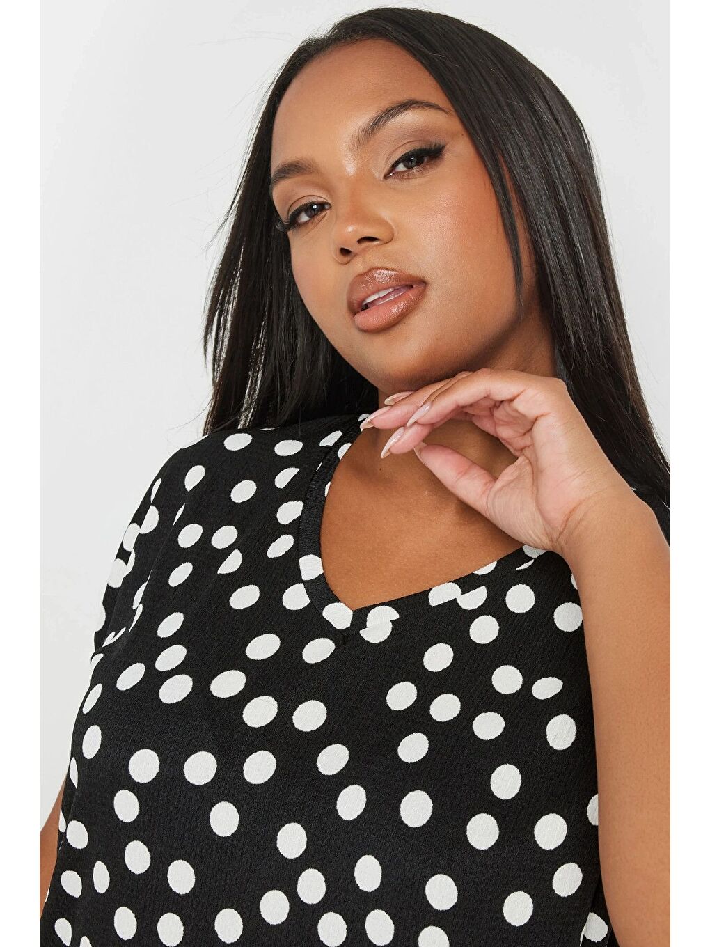 Siyah Büyük Beden V Yaka Kısa Kollu Puantiye Desenli Bluz 303496-1