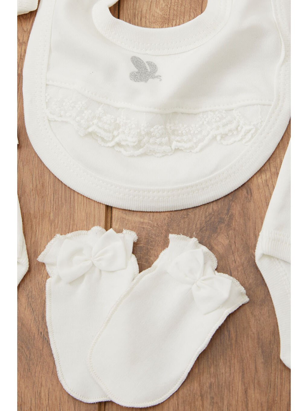 Beyaz Kelebek Baskılı 8'li Bebek Hastane Çıkışı Seti 16910-4