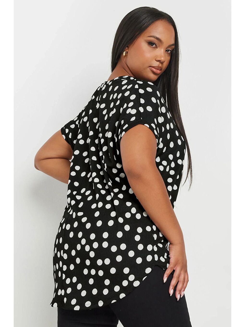 Siyah Büyük Beden V Yaka Kısa Kollu Puantiye Desenli Bluz 303496-4