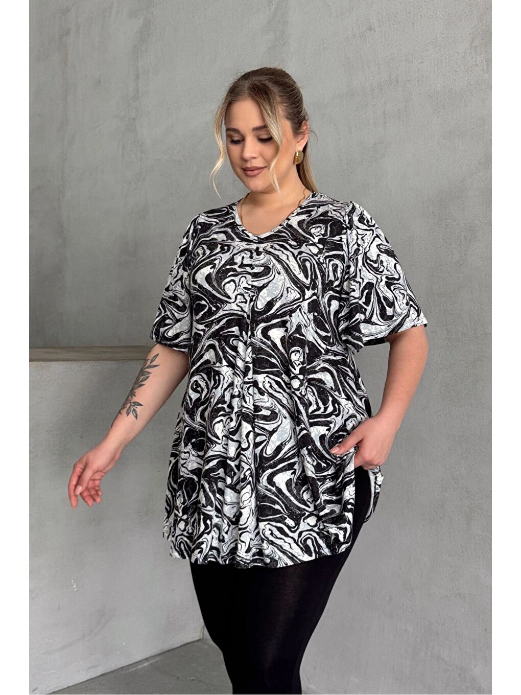 Siyah Büyük Beden V Yaka Kısa Kollu Eteği Bollaşan Desenli Bluz 101-17-1