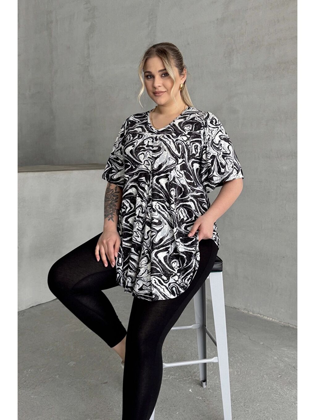 Siyah Büyük Beden V Yaka Kısa Kollu Eteği Bollaşan Desenli Bluz 101-17-4