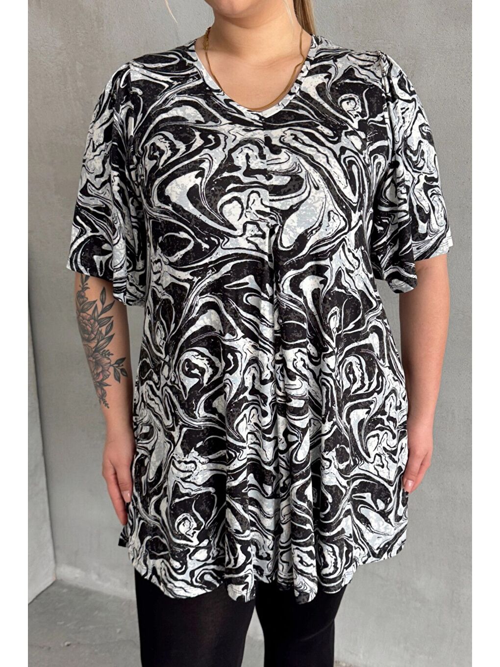 Siyah Büyük Beden V Yaka Kısa Kollu Eteği Bollaşan Desenli Bluz 101-17-5