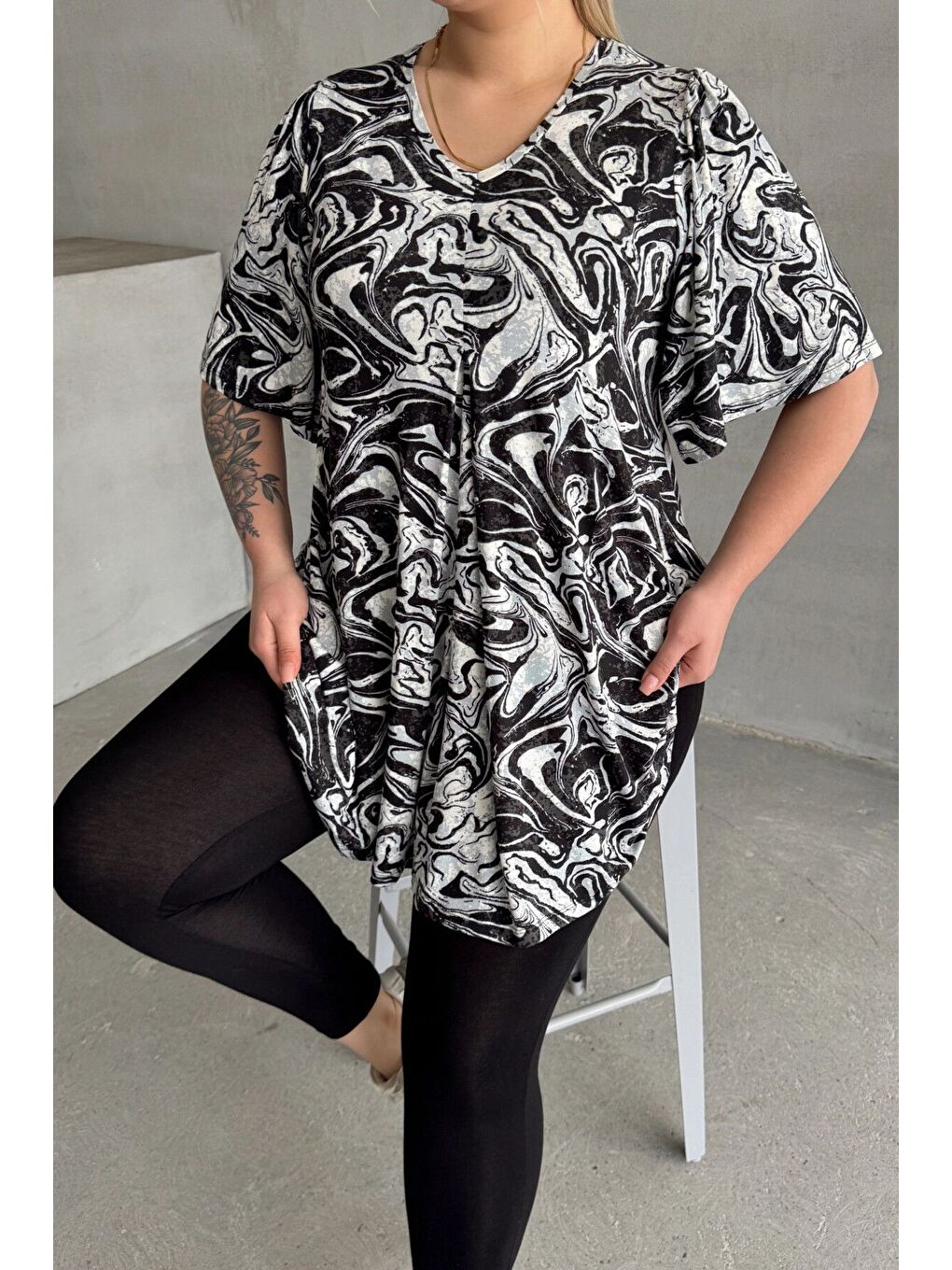 Siyah Büyük Beden V Yaka Kısa Kollu Eteği Bollaşan Desenli Bluz 101-17-6