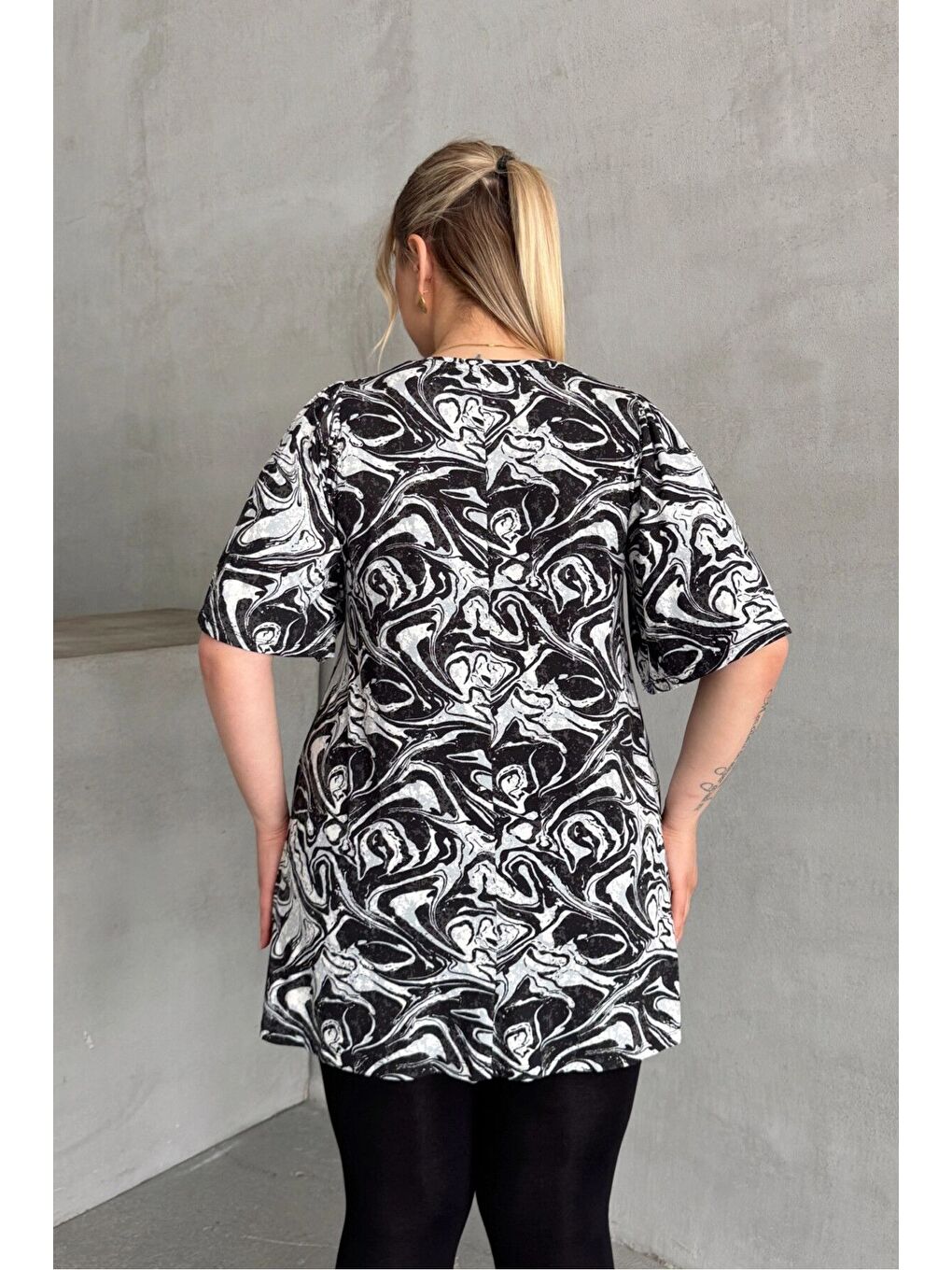 Siyah Büyük Beden V Yaka Kısa Kollu Eteği Bollaşan Desenli Bluz 101-17-7