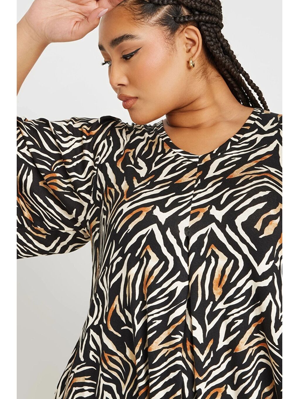 Siyah Büyük Beden V Yaka Ön Pileli Kısa Kollu Desenli Bluz 303726-1