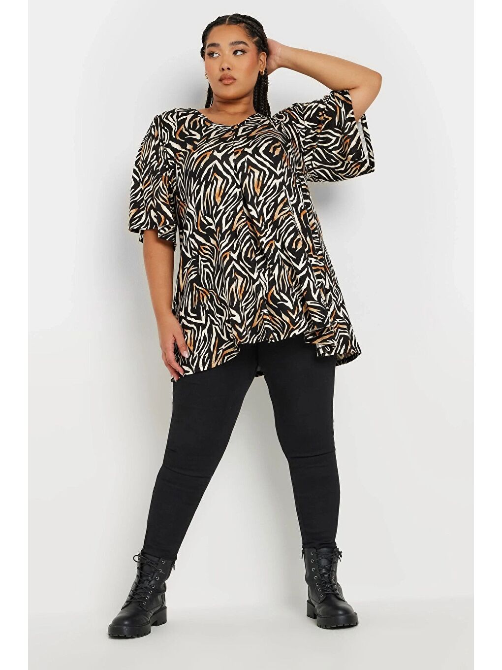 Siyah Büyük Beden V Yaka Ön Pileli Kısa Kollu Desenli Bluz 303726-3