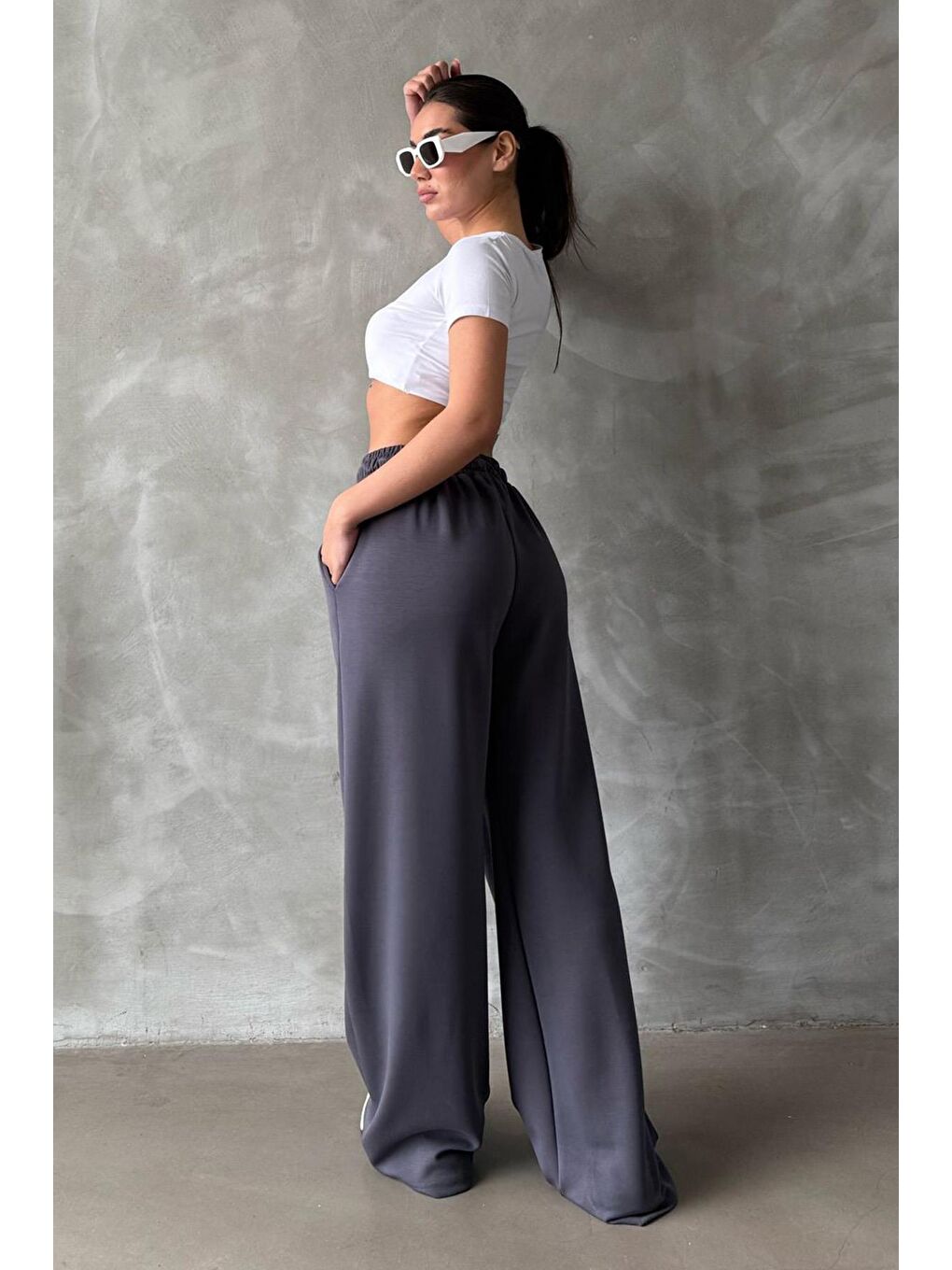 Gri Füme Ayarlanabilir Bel Bol Paça Rahat Kesim Basic Kadın Eşofman Altı-1