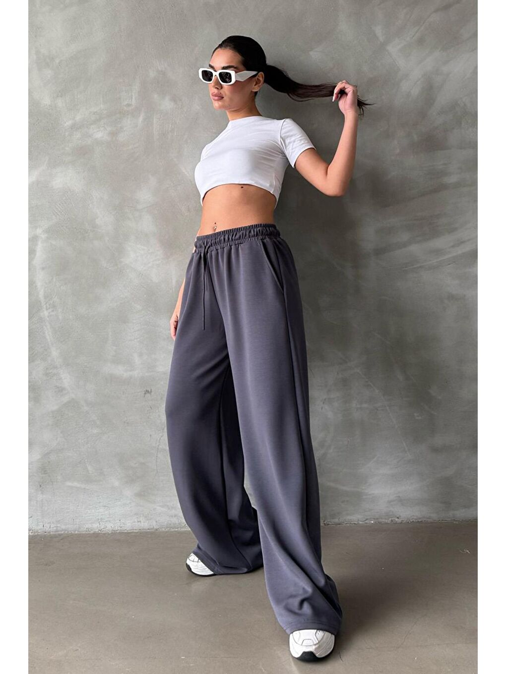 Gri Füme Ayarlanabilir Bel Bol Paça Rahat Kesim Basic Kadın Eşofman Altı-3