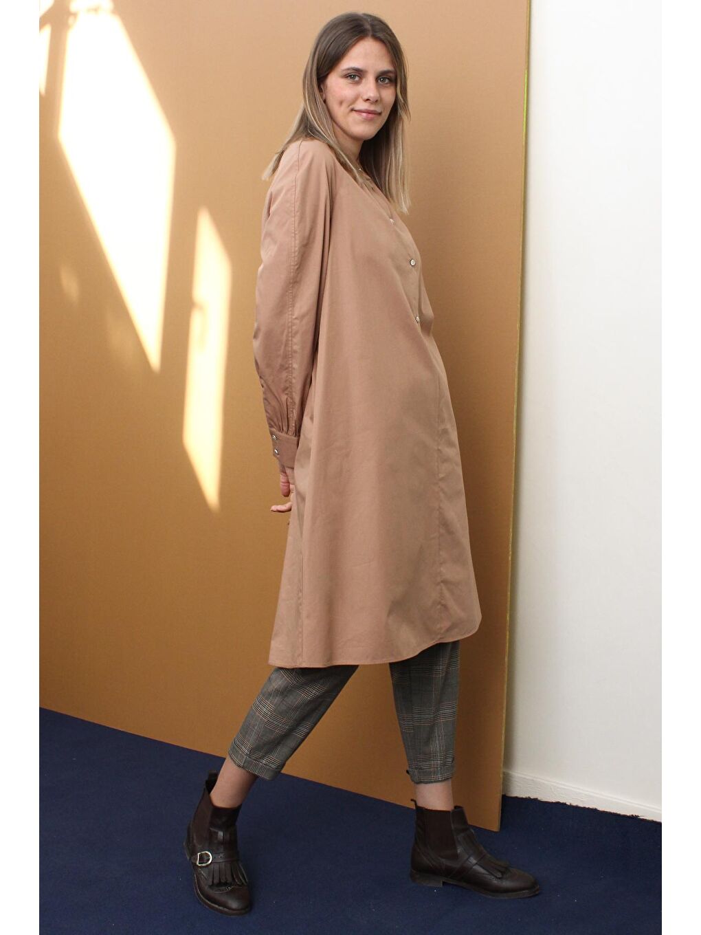 Kahverengi Toprak Hakim Yaka Yarım Patlı %100 Pamuklu Tunik