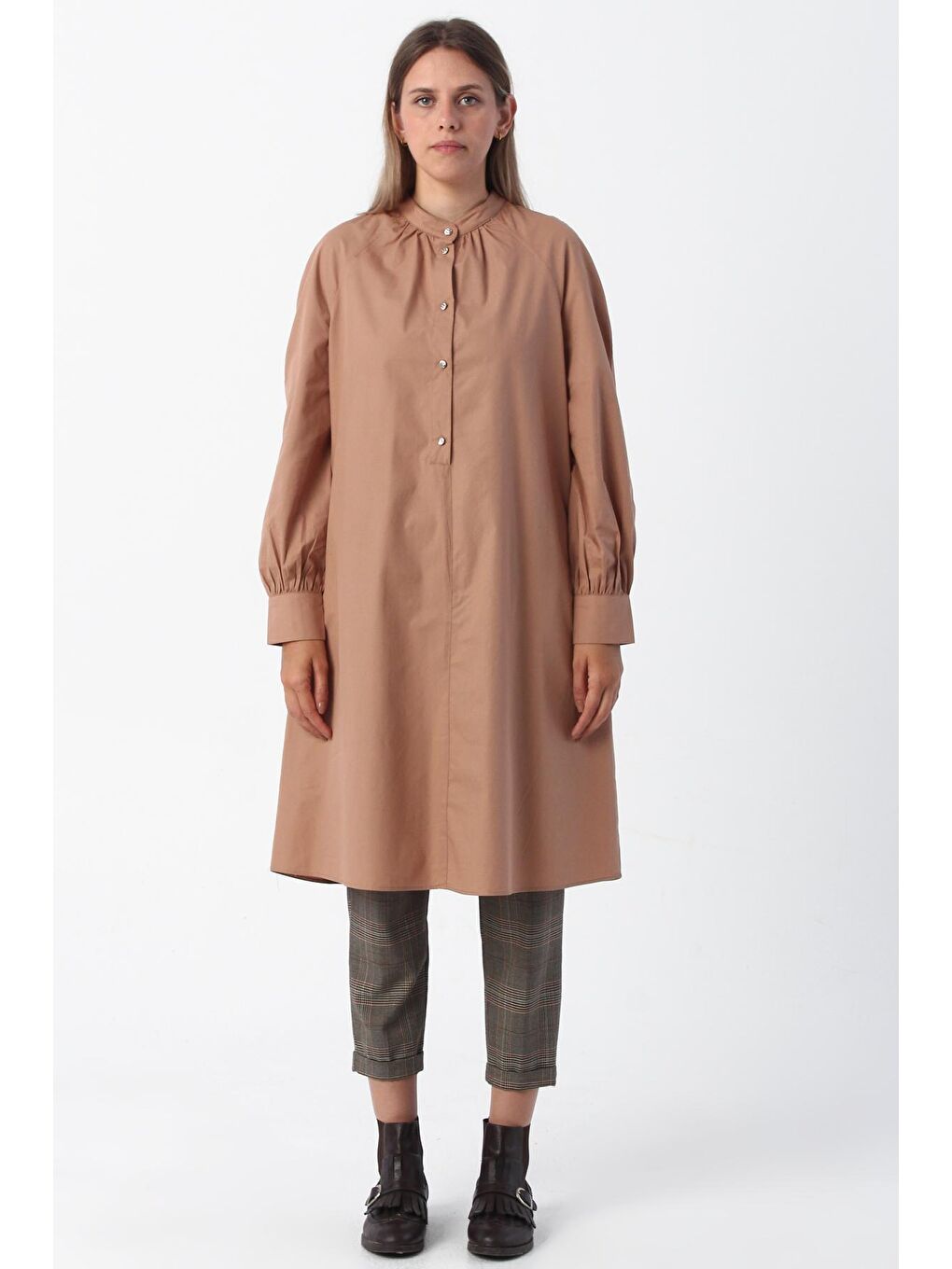 Kahverengi Toprak Hakim Yaka Yarım Patlı %100 Pamuklu Tunik-1