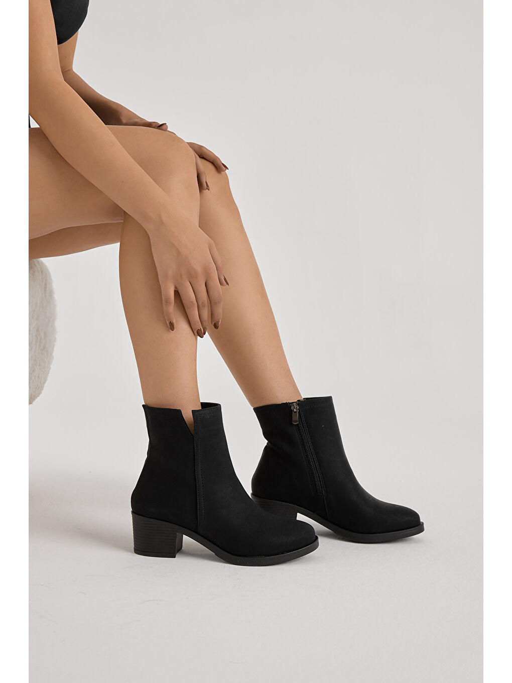 Kadın Siyah Mat Termo Taban Fermuarlı Topuklu Bot-3