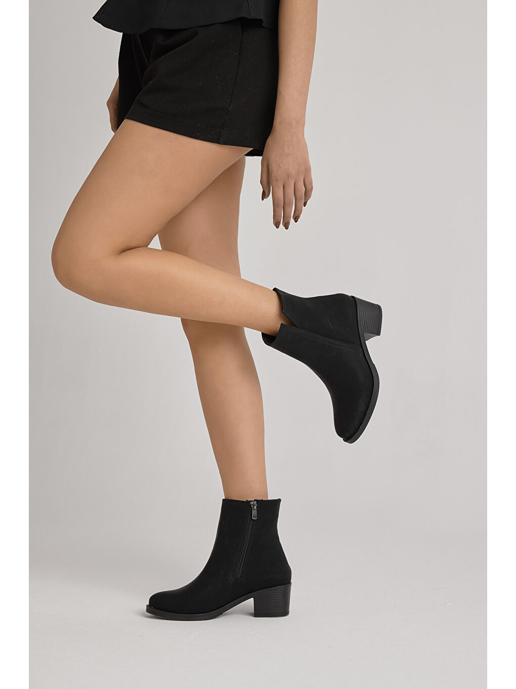 Kadın Siyah Mat Termo Taban Fermuarlı Topuklu Bot-4