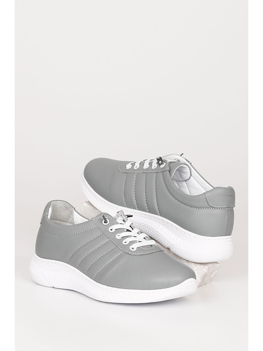 Gri Hakiki Deri Yuvarlak Burun Dolgu Taban Bağcıklı  Kadın Sneaker 42215