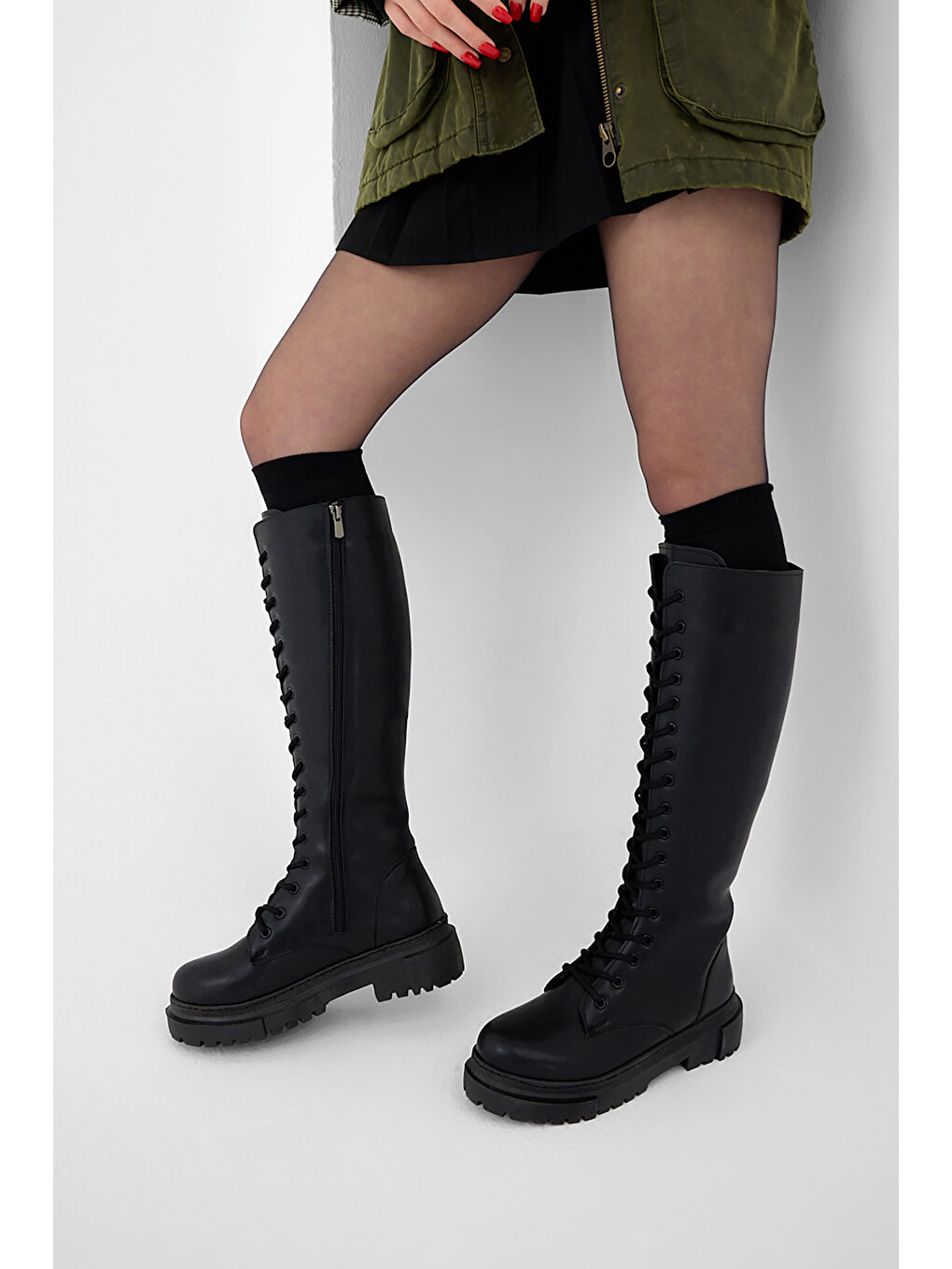 Kadın Siyah Kalın Poli Taban Bağcıklı ve Fermuarlı Diz Altı Çizme-2