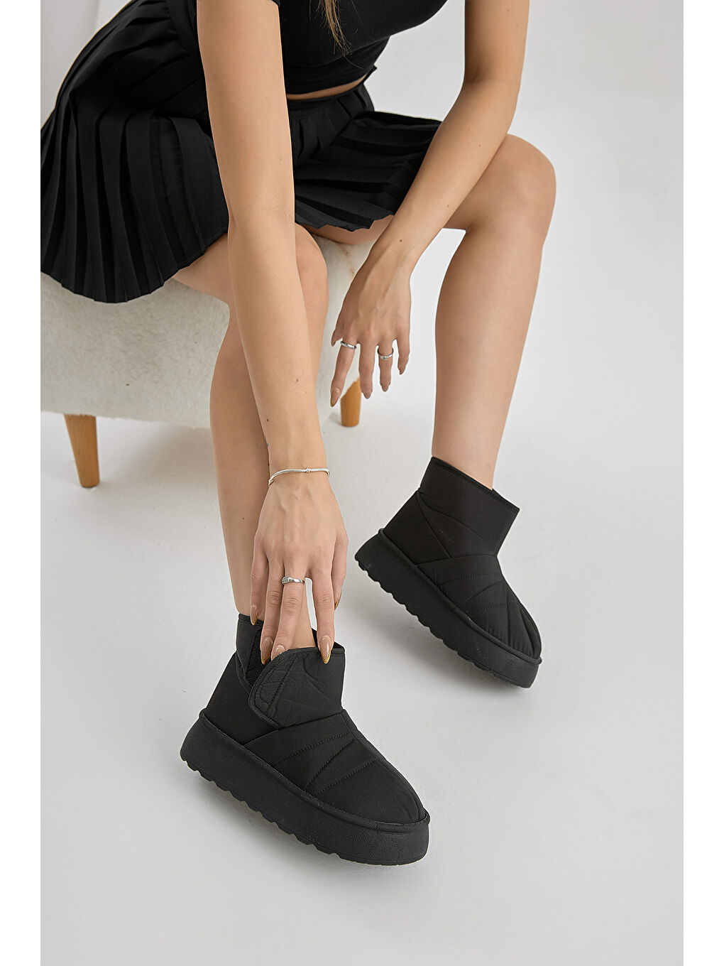 Kadın Siyah Kalın Poli Taban İçi Kürklü Cırtlı Bot-1