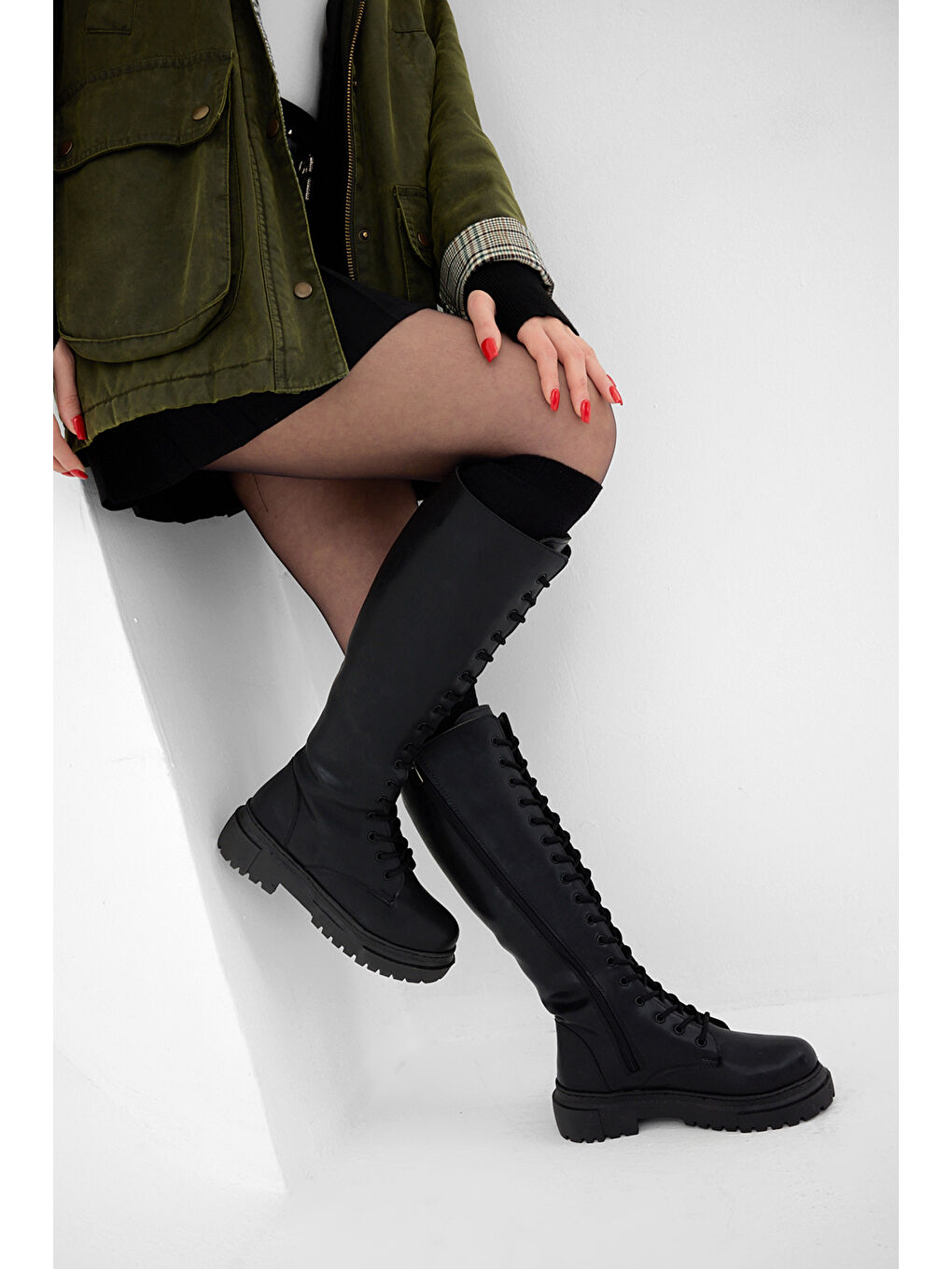 Kadın Siyah Kalın Poli Taban Bağcıklı ve Fermuarlı Diz Altı Çizme-3