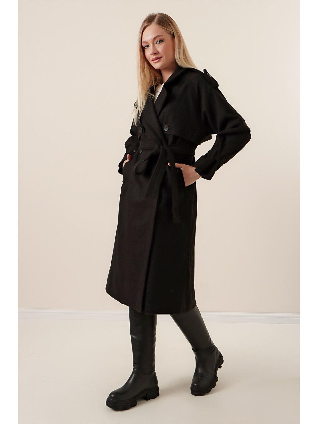 Kadın Siyah Çift Düğmeli Apoletli Cepli Uzun Kaşe Kaban-1