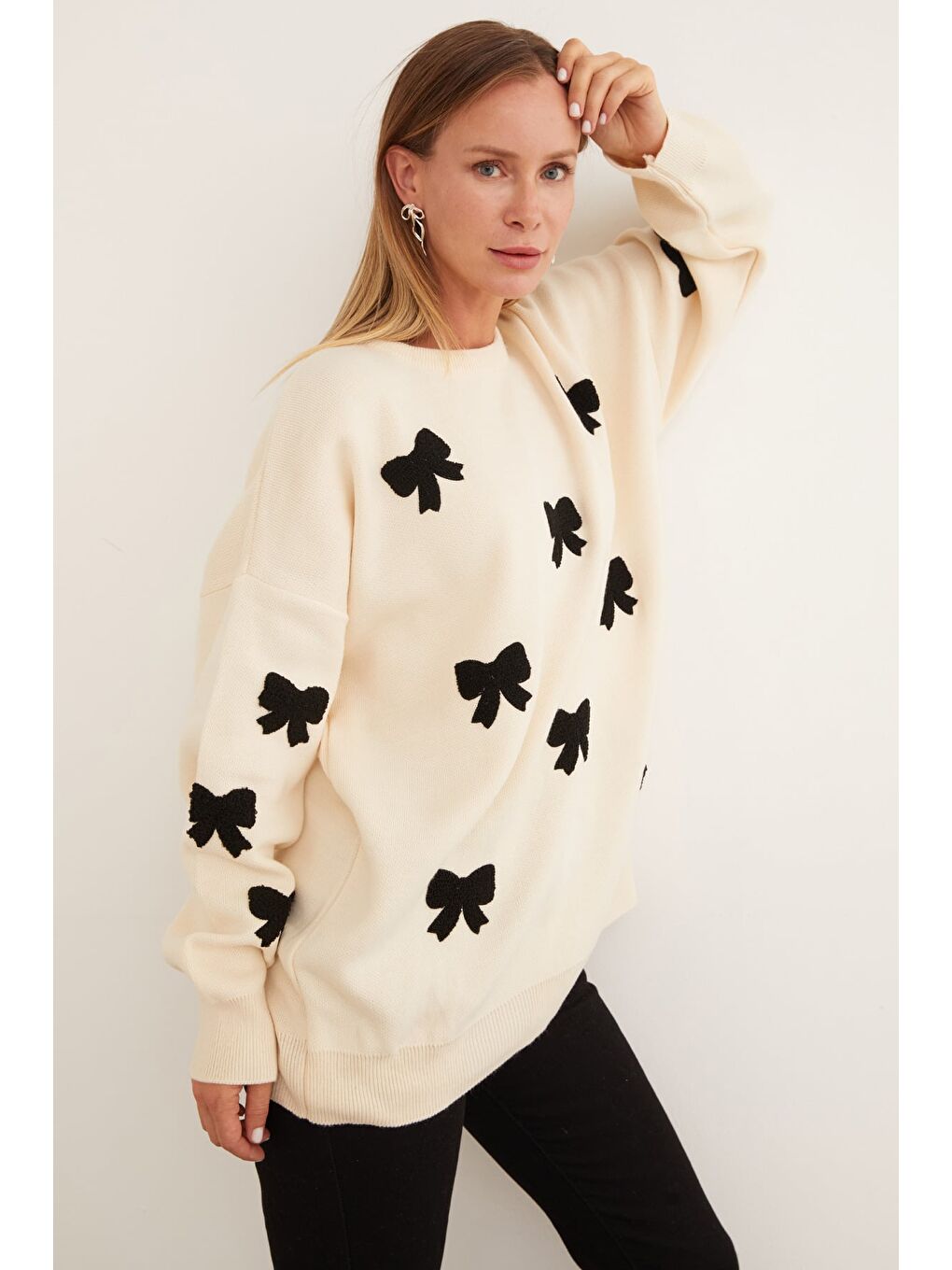 Ekru Kurdele Nakışlı Bisiklet Yaka Oversize Triko Kazak-1