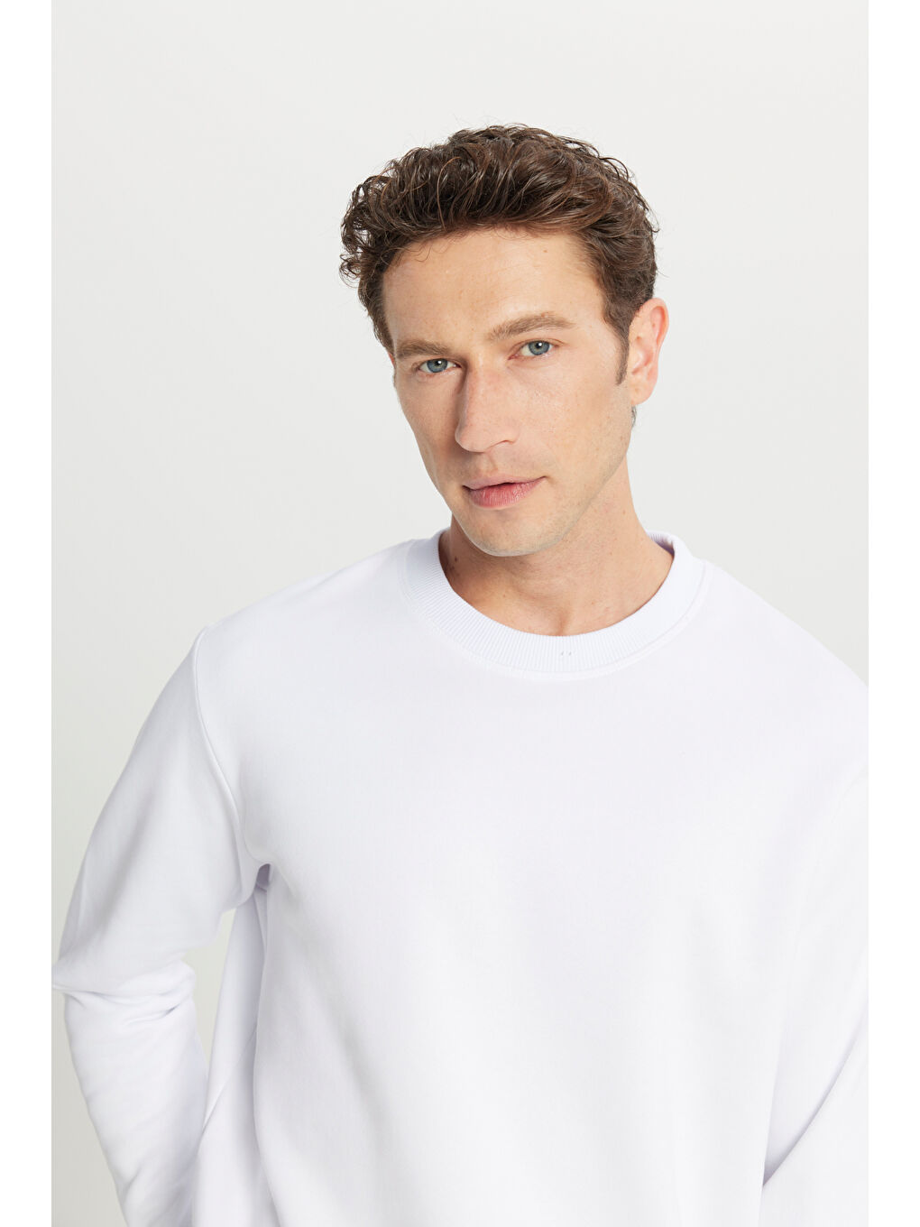 Erkek Beyaz Standart Fit Normal Kesim İçi Polarlı Bisiklet Yaka Sweatshirt-3