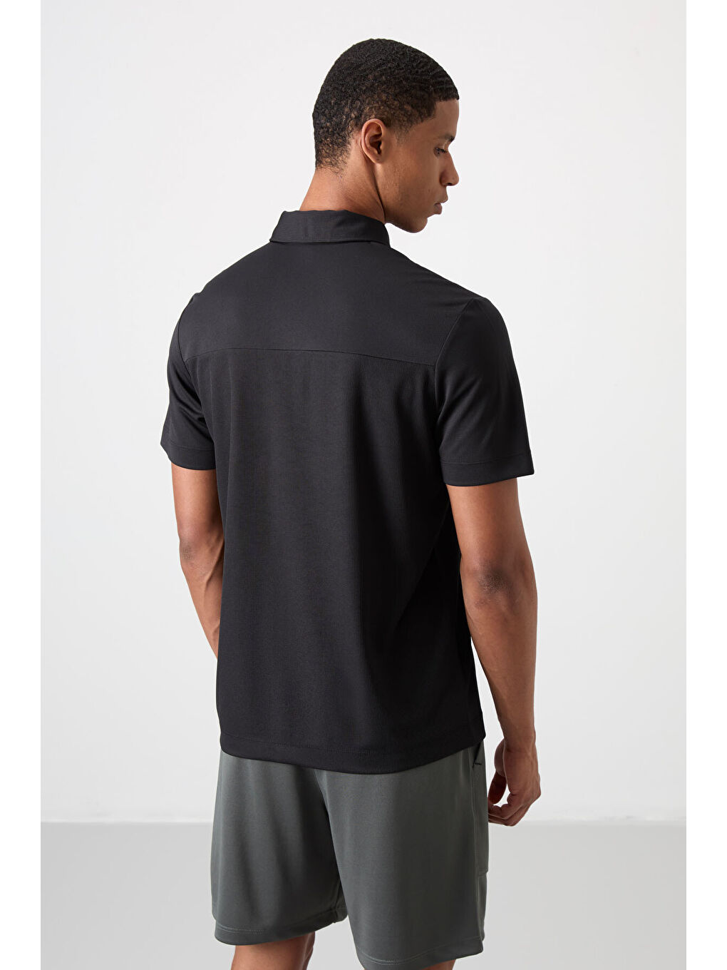 Siyah Polyester Nefes Alan Dokulu İnce Esnek Standart Fit Polo Yaka Erkek Performans Tişört - 88402-8