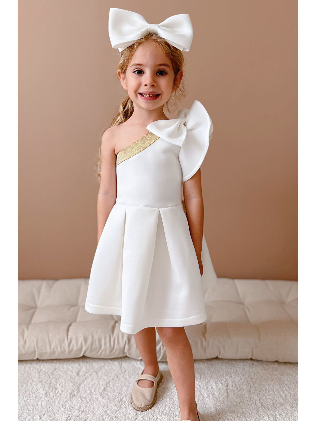 Ekru Fırfırlı Tek Omuzlu Fiyonk Detaylı Kız Çocuk Elbise - Mildred