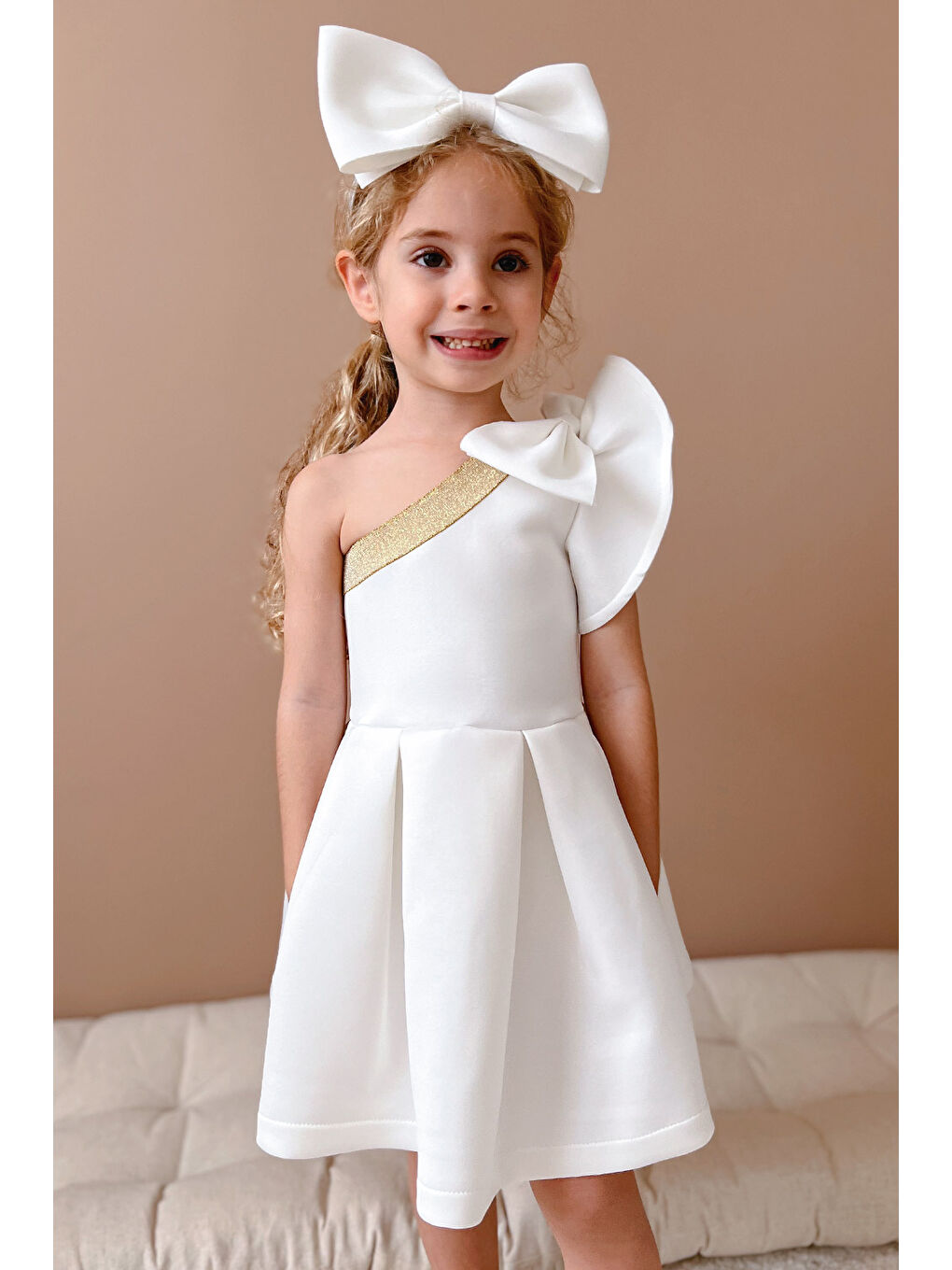 Ekru Fırfırlı Tek Omuzlu Fiyonk Detaylı Kız Çocuk Elbise - Mildred-1