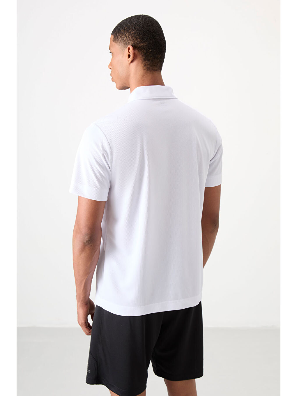 Beyaz Polyester Nefes Alan Dokulu İnce Esnek Standart Fit Polo Yaka Erkek Performans Tişört - 88392-8