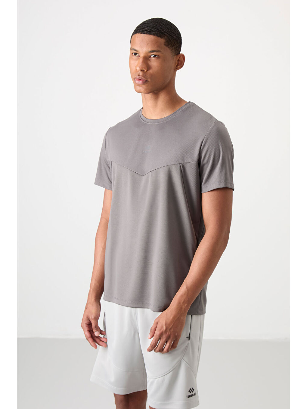 Koyu Gri Polyester Nefes Alan Dokulu İnce Esnek Standart Fit Erkek Performans Tişört - 88391