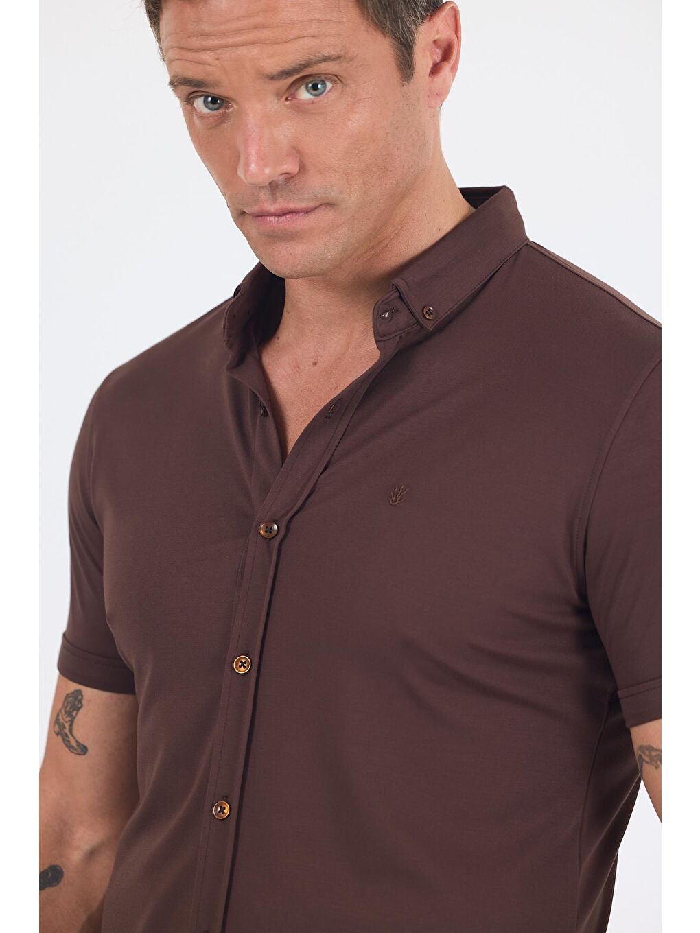 Koyu Kahverengi İtalyan Düğmeli Yaka Kısa Kol Cepsiz Slim Fit Büyük Beden Gömlek 1004250255-3