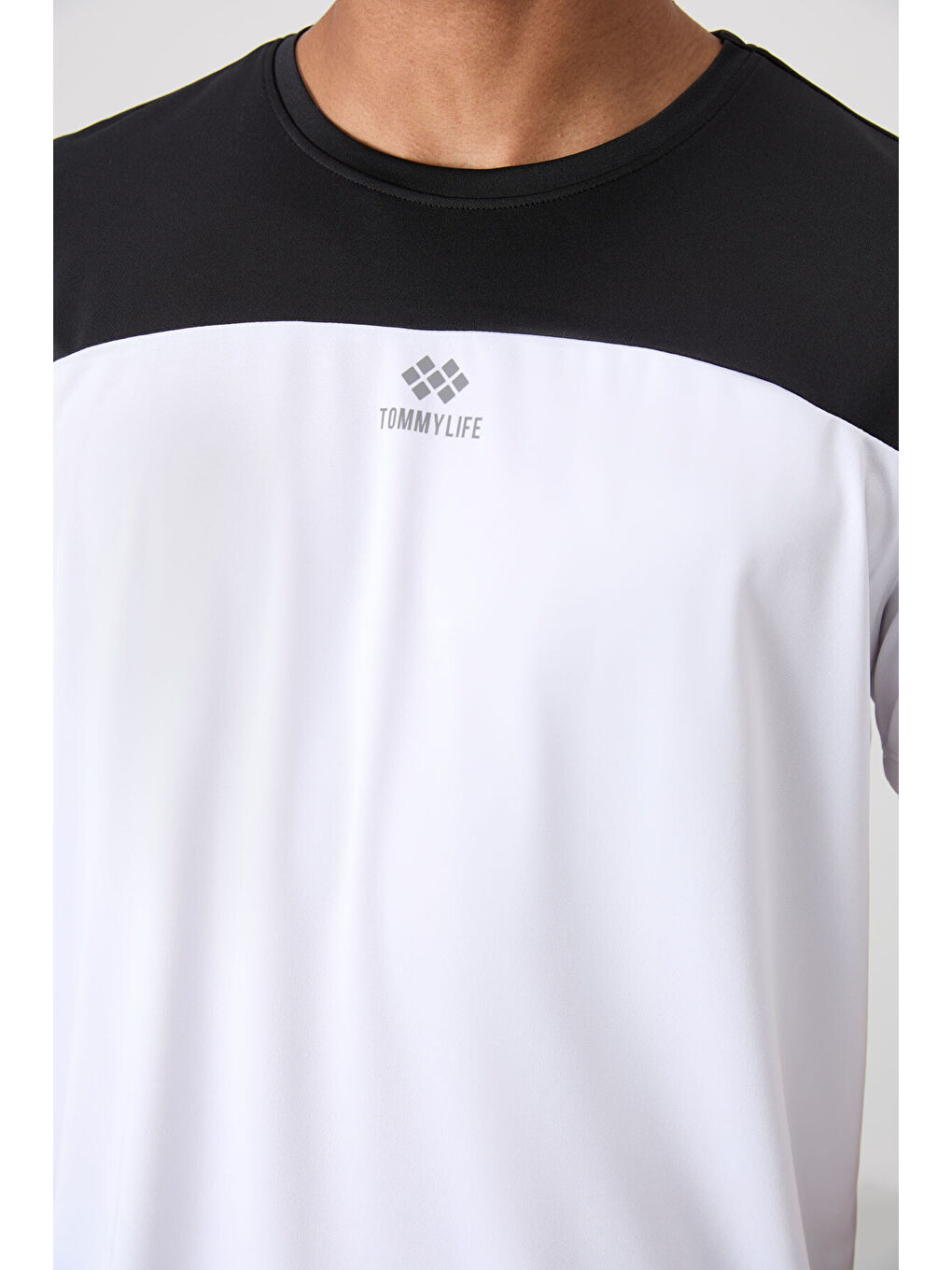 Beyaz Polyester Nefes Alan Dokulu İnce Esnek Standart Fit Erkek Performans Tişört - 88386-4