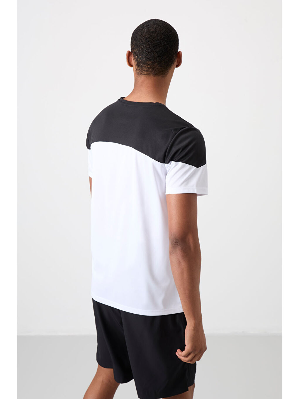 Beyaz Polyester Nefes Alan Dokulu İnce Esnek Standart Fit Erkek Performans Tişört - 88386-8