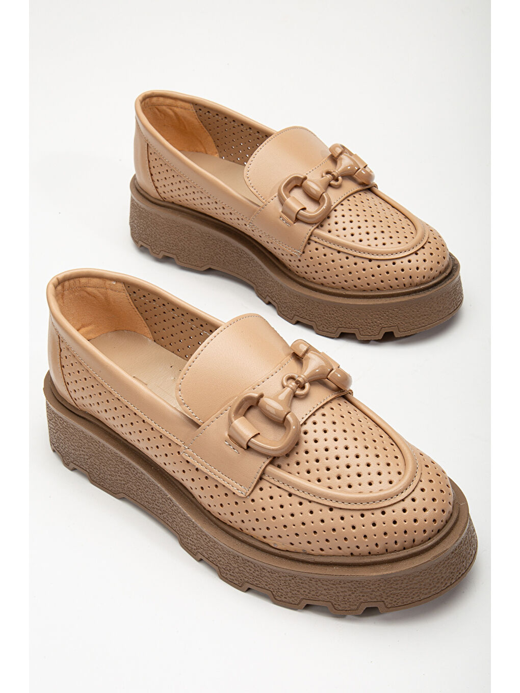 Bej Kadın Nude Puantiye Delikli Önü Tokalı Kalın Poli Taban Loafer-3