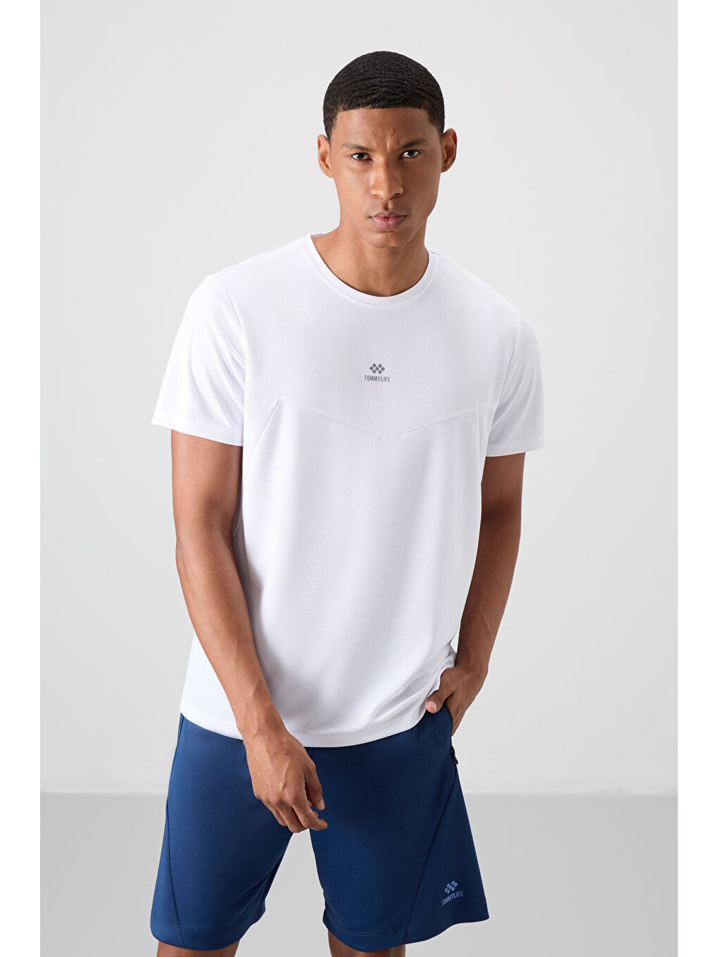 Beyaz Polyester Nefes Alan Dokulu İnce Esnek Standart Fit Erkek Performans Tişört - 88391