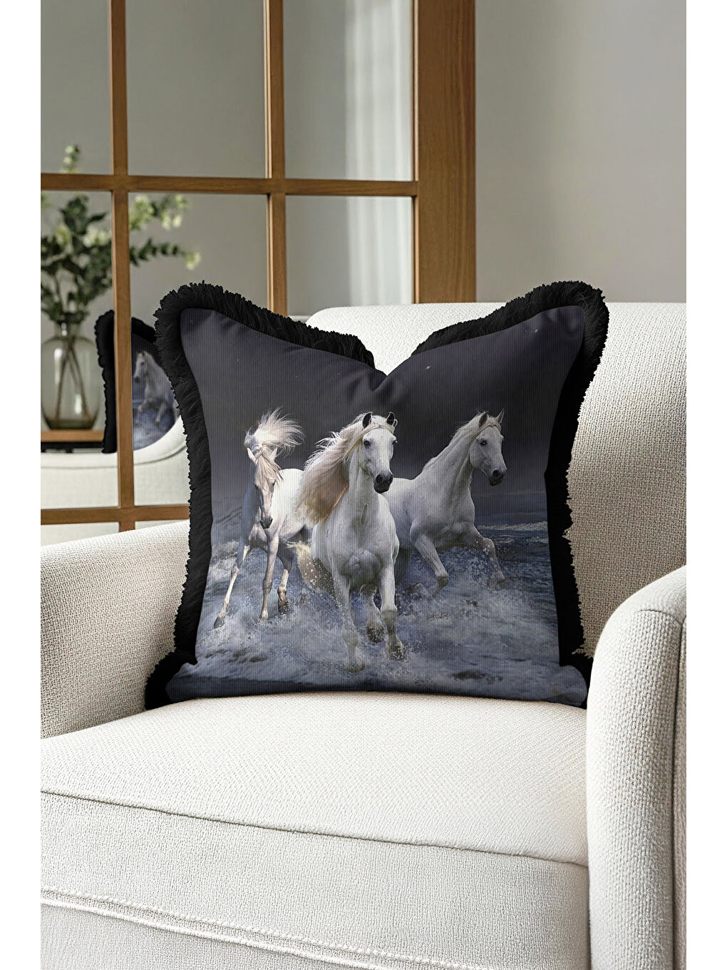 Karışık Vahşi Atlar Saçaklı Yastık Kılıfı - Doğal Özgürlük Temalı Modern Gri Siyah Püsküllü Kırlent Kılıfı-2